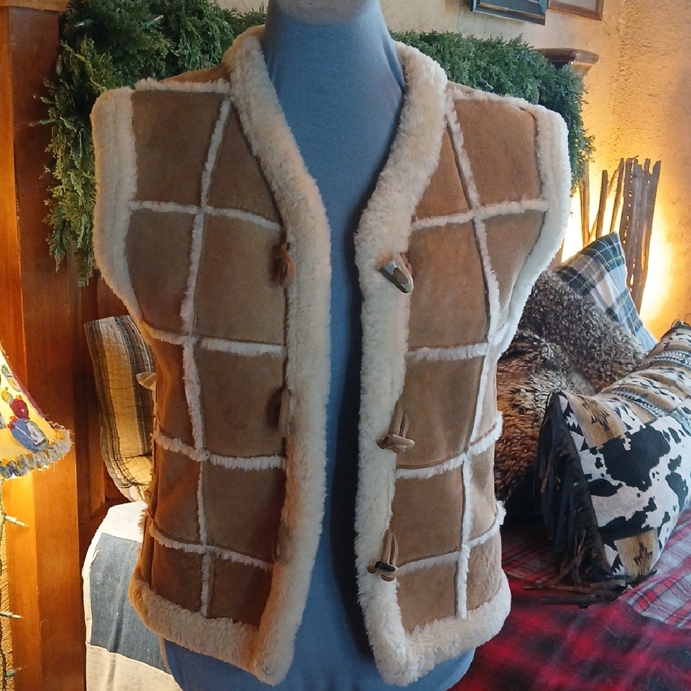 Stylish Shearling Vest with Toggle Closures